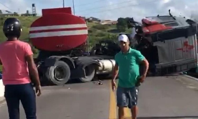 Colisão entre carretas interdita trecho da BR-316 em Satuba