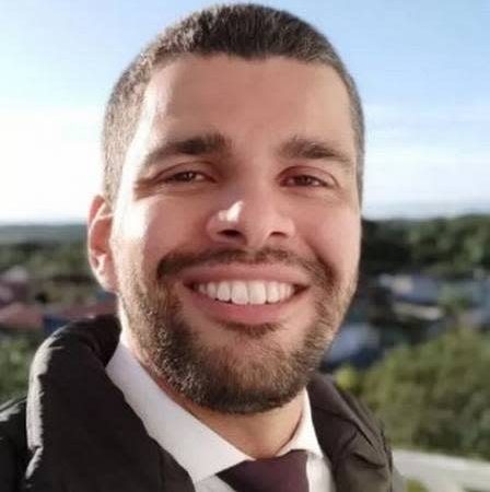 Procurador preso por espancar chefe quebra pia da cela de isolamento