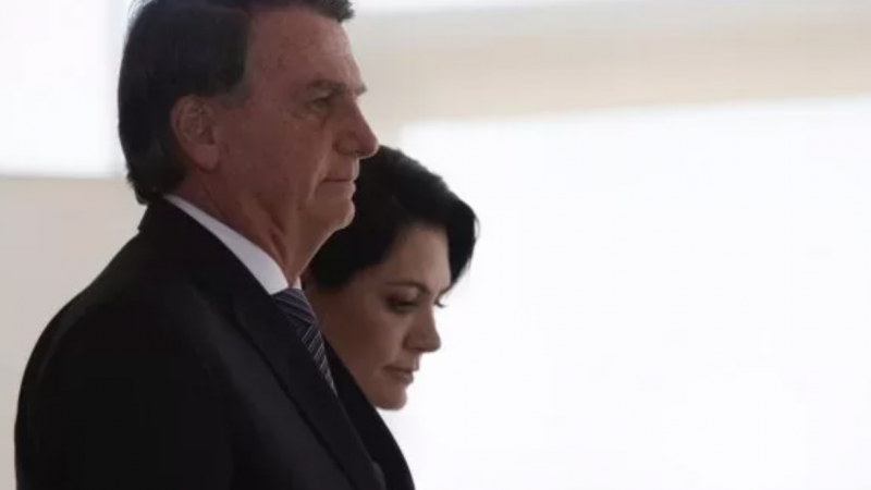 Bolsonaro enfrenta dois problemas: um dentro de casa, o outro fora