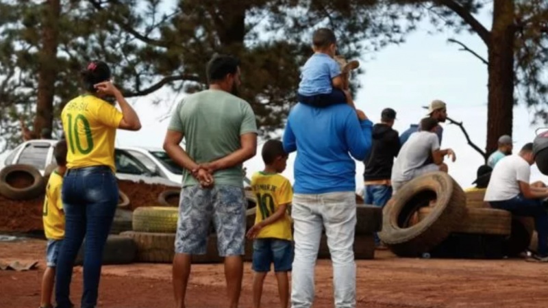 Prefeitos pedem desbloqueio de vias e que Bolsonaro reconheça derrota