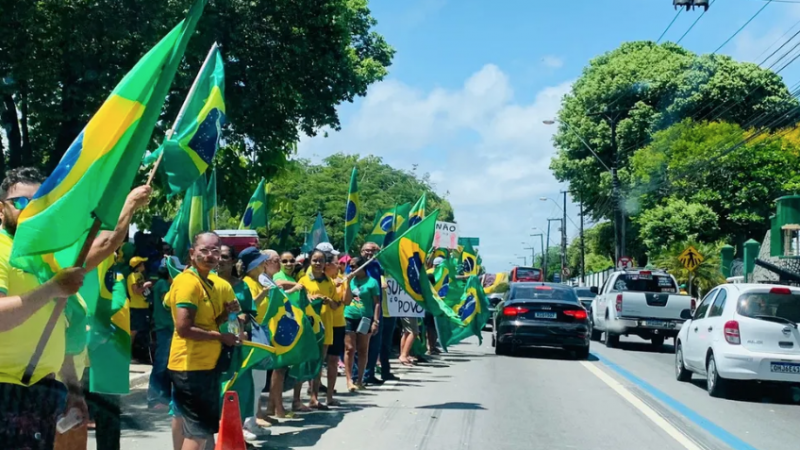 Bolsonaristas mantêm protesto em Maceió mesmo após ordem do governador para PM desbloquear vias