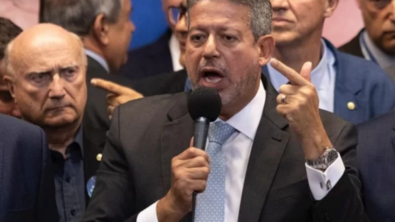 Aliados alertam Lula sobre “risco Lira”: “Caneta na mão do inimigo”