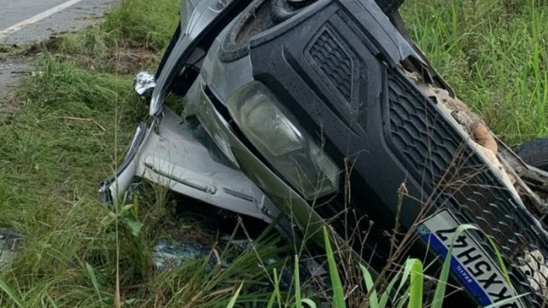 Homem é resgatado com vida das ferragens após carro capotar em Rio Largo, AL