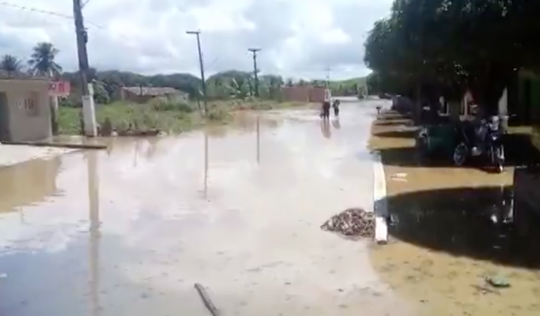 Após fortes chuvas, Rio Jacuípe transborda e provoca alagamento de ruas e casas da cidade