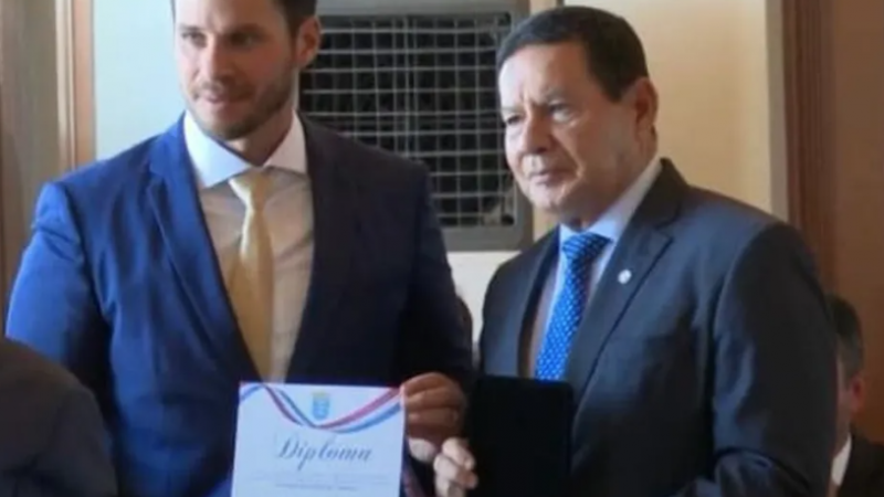 Vice-presidente Hamilton Mourão recebe Comenda Rosa da Fonseca em Alagoas