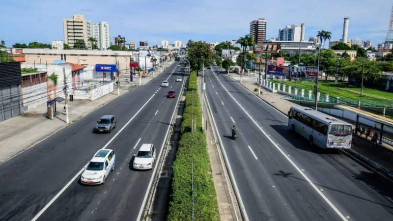 Acidente entre ônibus e ambulância deixa grávida e mais duas pessoas feridas em Maceió