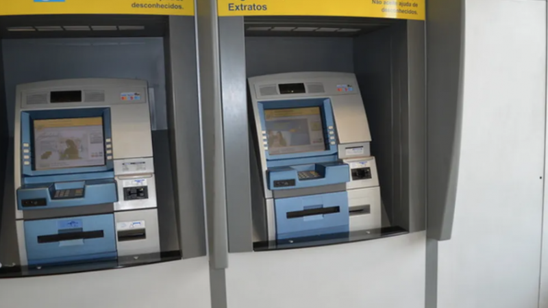Golpistas invadem sistema de caixa eletrônico e desviam dinheiro de correntistas em Maceió