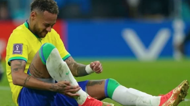 Zagueiro que machucou Neymar recebeu o apelido de El Loco por Higuaín
