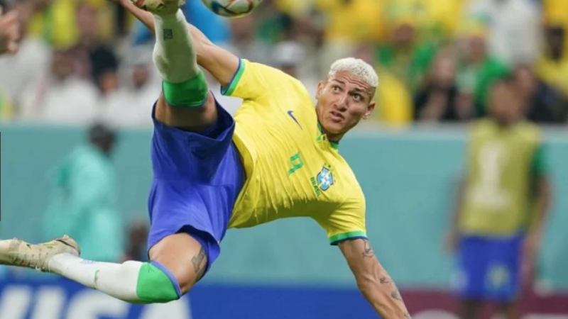 Imprensa argentina se rende a Richarlison: “Não lembra o Romário?”