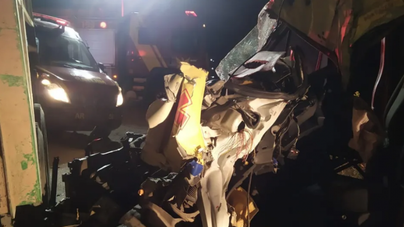 Colisão entre carreta e ambulância deixa uma pessoa presa às ferragens em Marechal Deodoro, AL