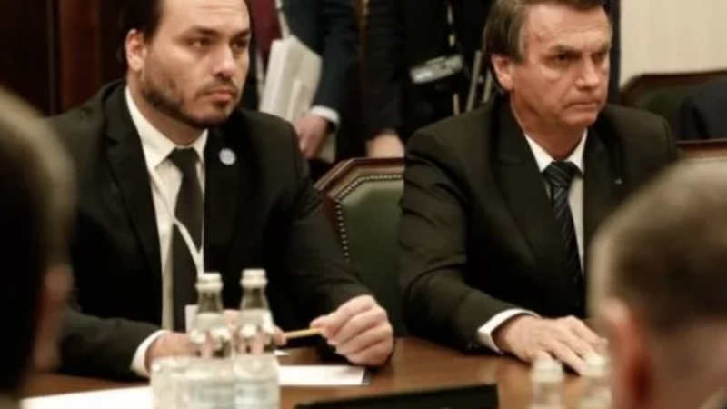 OLHO VIVO: Bolsonaro está se lixando para Eduardo. É Carlos que o preocupa