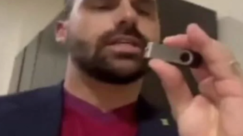 Eduardo Bolsonaro diz que foi ao Catar levar pen-drives sobre o Brasil
