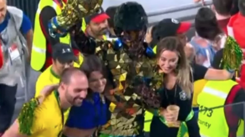 Carlos manda indireta para Eduardo Bolsonaro por ida à Copa