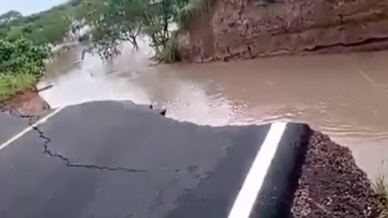 Três carros são “engolidos” por cratera em Sergipe; uma pessoa morreu