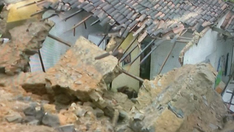 Bebê fica soterrado após barreira deslizar sobre casas em Rio Largo, AL