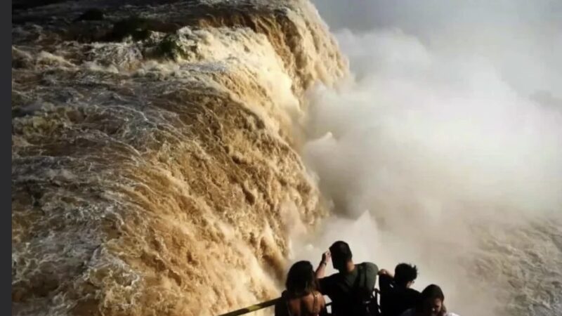 Cataratas do Iguaçu: vazão acima da média fecha passarela de mirante