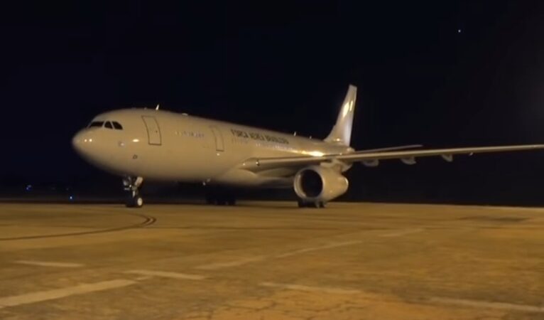 Segundo avião da FAB chega ao Brasil trazendo 214 resgatados de Israel
