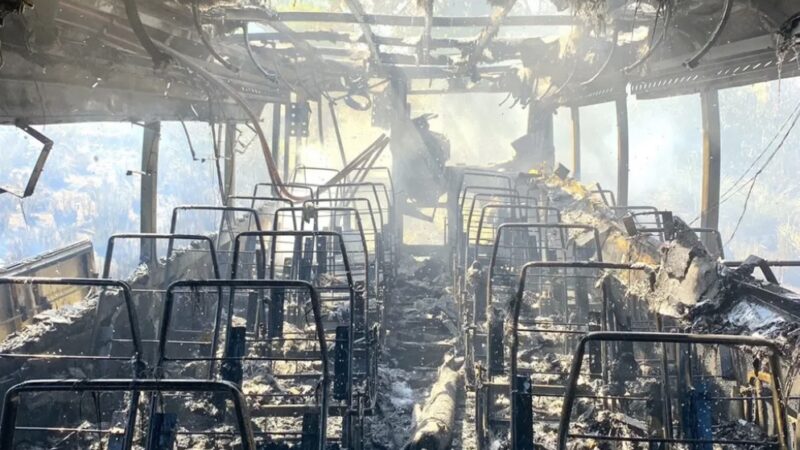 Ônibus que transportava passageiros pega fogo em Marechal Deodoro, AL