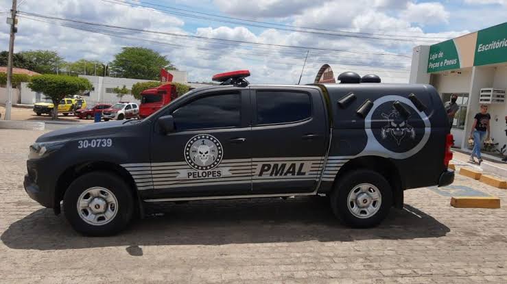 Mulher Alega que Celular Foi Furtado e Insinua Envolvimento Policial