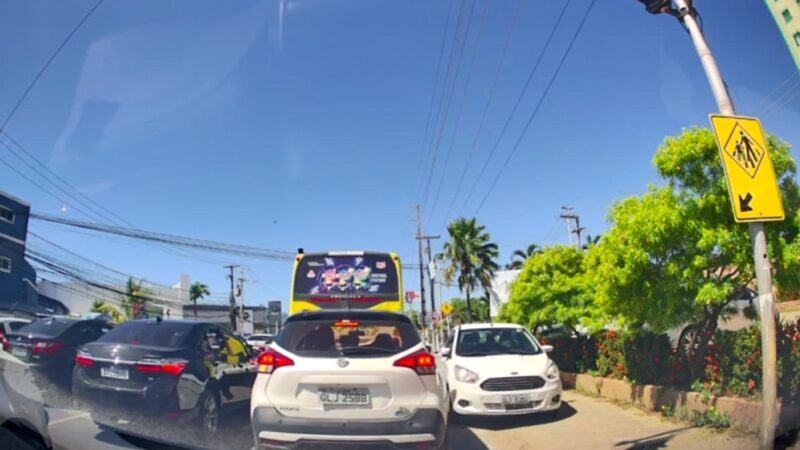 Câmera flagra suspeitos de assalto fugindo na contramão