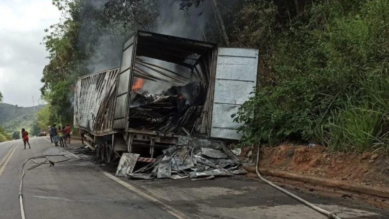 Caminhão pega fogo na BR-101 em Joaquim Gomes, AL