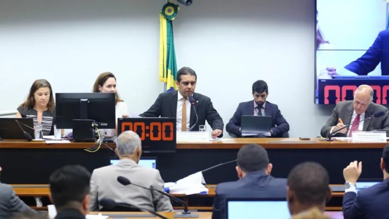 Comissão da Câmara aprova projeto para proibir casamento entre pessoas do mesmo sexo