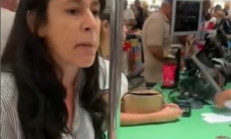 Loja demite mulher que teria discriminado filho autista de alagoana