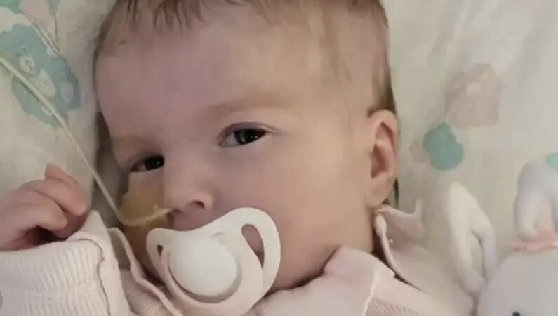 Morre bebê que teve aparelhos desligados em batalha jurídica