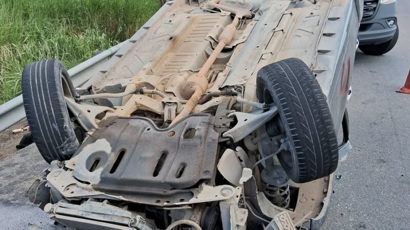 Carro vira e fica com pneus para o ar em acidente com outro veículo perto do Polo de Marechal Deodoro, AL