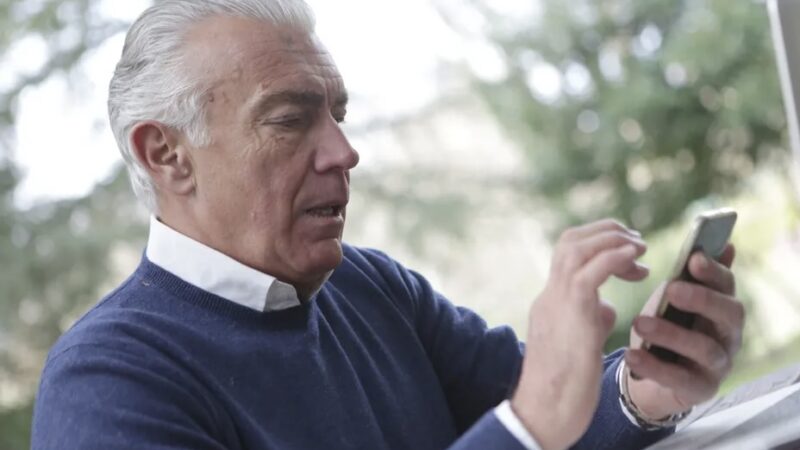 Mais da metade dos idosos em Alagoas possui celular para uso pessoal, aponta IBGE