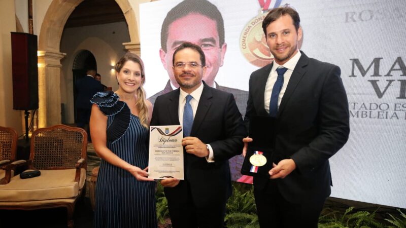 Presidente da Assembleia, Marcelo Victor é condecorado com a Comenda Dona Rosa da Fonseca