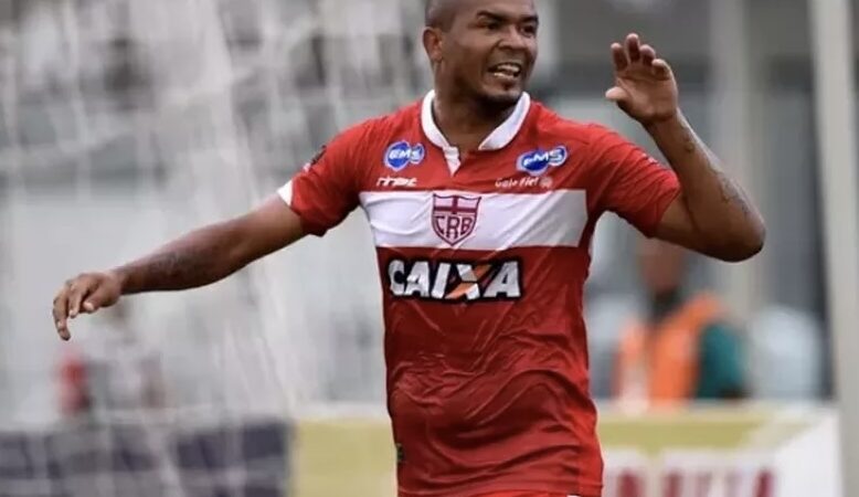 Ex-jogador Zé Carlos paga pensão alimentícia de R$ 26 mil e deixa a delegacia em Maceió