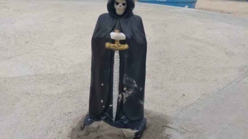 Estátua de caveira é colocada em cima de cisterna e assusta moradores em Cacimbinhas