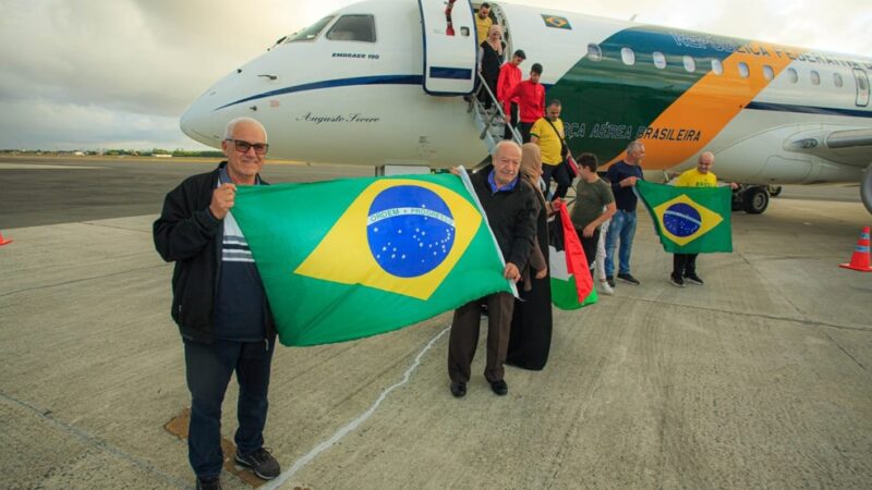 Brasileiros repatriados da Cisjordânia chegam em Recife