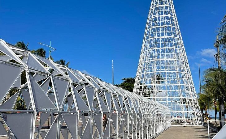 Túnel luminoso que passará por dentro da Árvore de Natal de Maceió é instalado