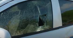 Motorista evita assalto jogando carro em criminosos em Jacarecica