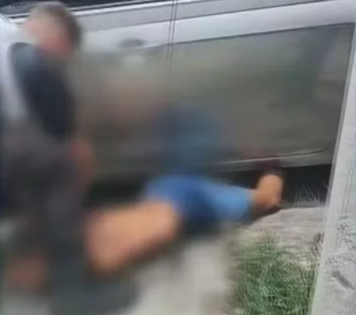 Adolescente vestido com gorro de Papai Noel tenta furtar policial de folga e é detido