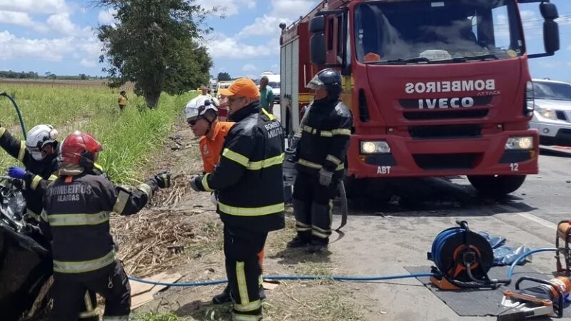 Colisão entre carro e carreta deixa uma pessoa morta e outras 3 feridas em Atalaia, AL