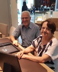 Amor que resiste ao tempo: Viúva de 87 anos aceita pedido de casamento do admirador secreto