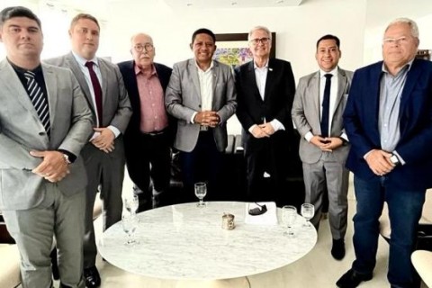 Provedor do Santa Rita, Prefeito Júlio e Vereador Pedrinho encontram-se com Senador Renan