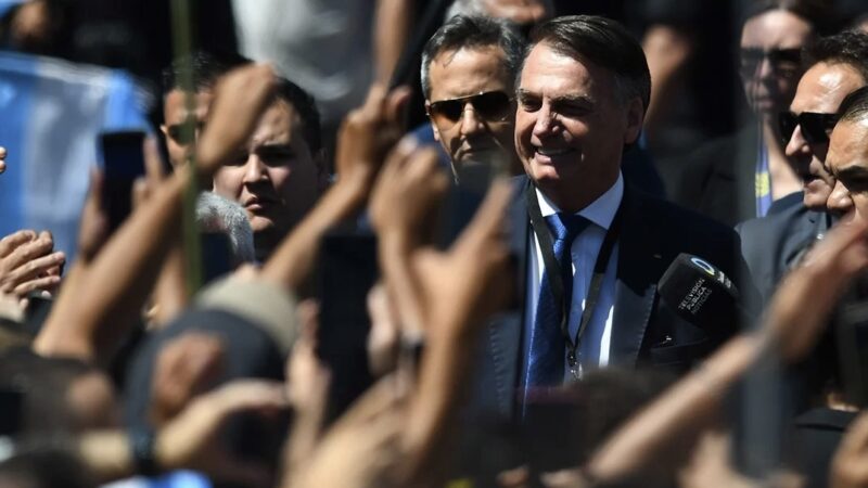 Bolsonaro é ovacionado ao chegar para posse de Milei, na Argentina