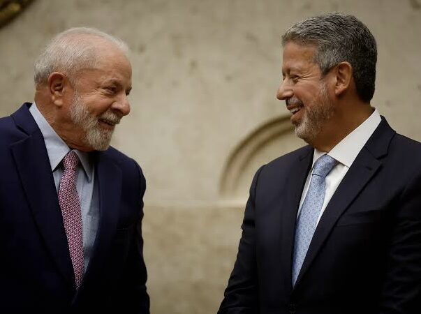 Relação entre Lula e Lira mantém desconfianças e tensões mesmo após cargos e verbas