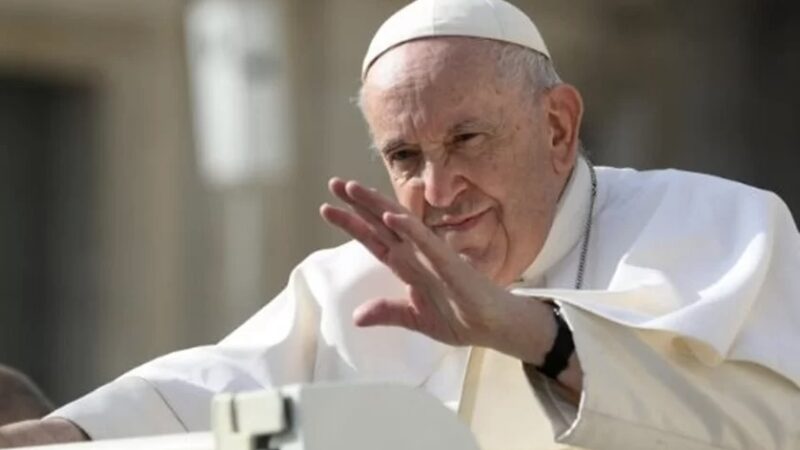 Vaticano autoriza que padres abençoem casais do mesmo sexo