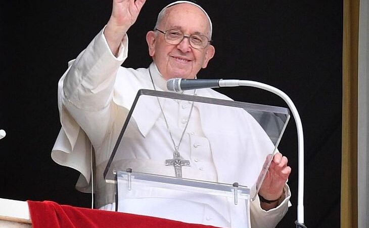 Papa Francisco é chamado de ‘servo de Satanás’ e acusado de blasfêmia por autorizar bênção a casais gays