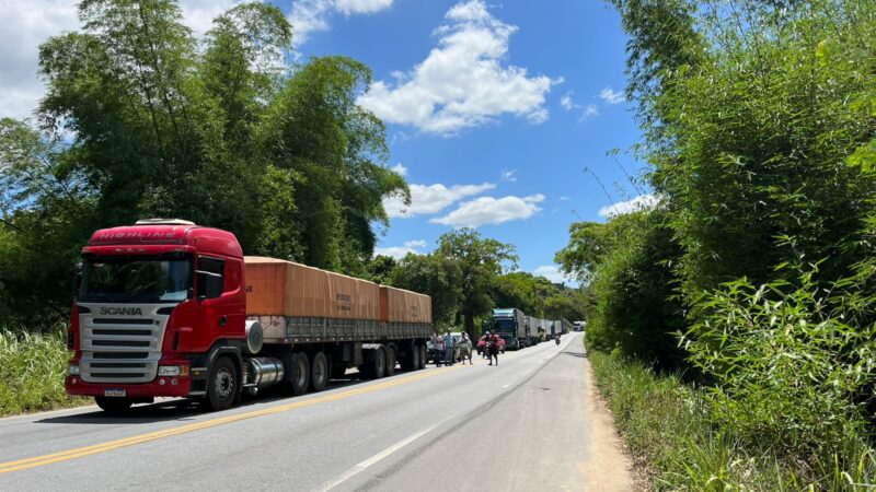 Manifestação indígena interrompe tráfego na BR-101 em Joaquim Gomes