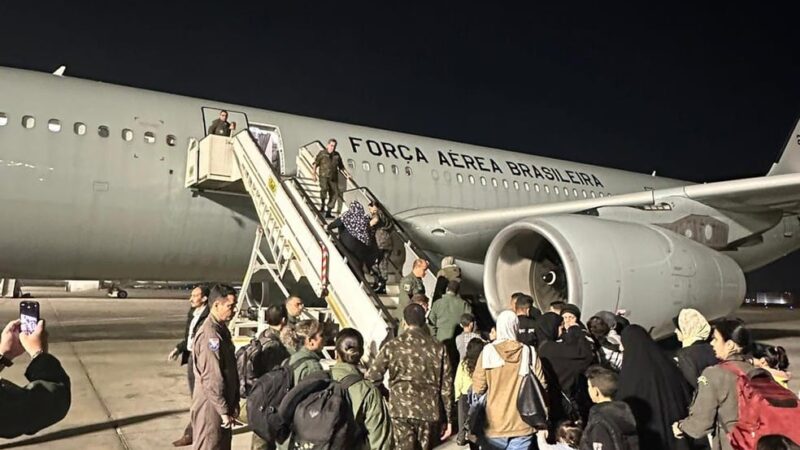 Retorno ao Brasil: Segundo grupo resgatado de brasileiros e parentes palestinos de Gaza chega a Brasília.