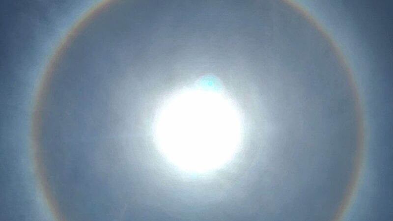 Halo solar forma arco-íris em torno do sol em Palmeira dos Índios