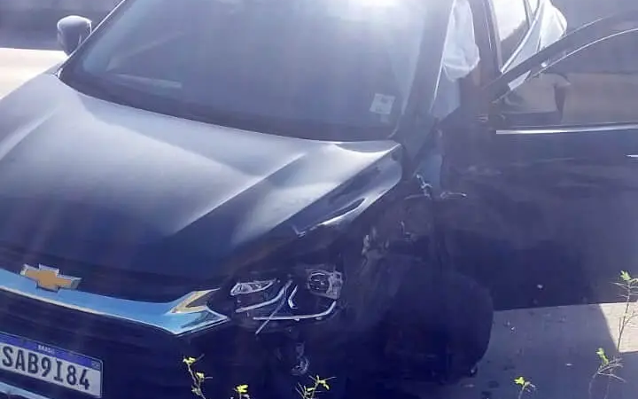 Médica do Samu fica ferida após colidir carro em caminhão baú