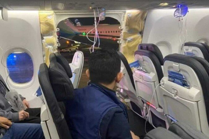 Porta de avião que se soltou durante voo é encontrada em quintal de casa