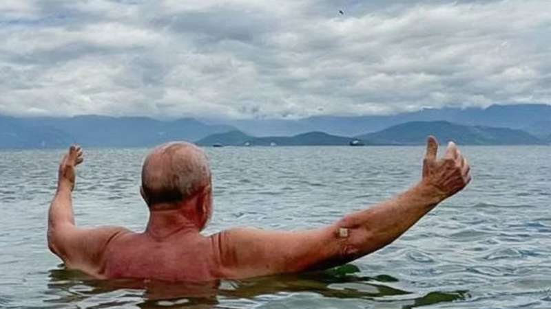 De recesso, Lula toma banho de mar e visita quilombo no Rio
